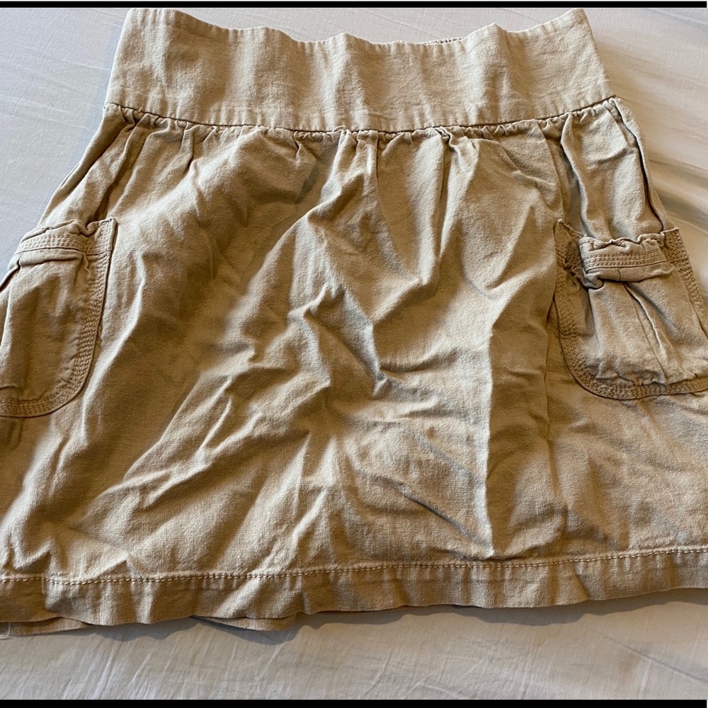 Cute tan skirt with side pockets